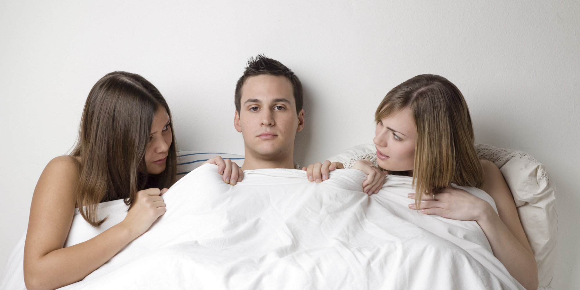 Молодой парень трахает двух сестер в одной кровати